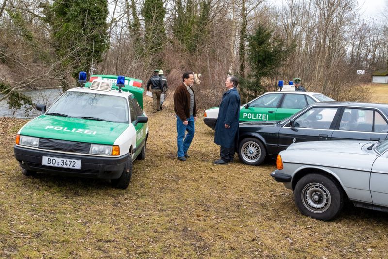 Die alarmierte Polizei hat Schwierigkeiten, die Leiche aus der Sickergrube zu bergen. 