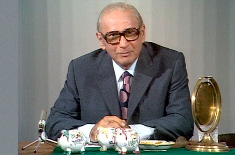 Fast 40 Jahre lang leitete Robert Lembke das Erfolgsquiz "Was bin ich". Zu erraten war, welcher Profession der Studiogast nachging, der sich mit einer "typischen Handbewegung" zu Beginn zu erkennen gab. Dazu galt es, jeweils einen prominenten Stargast zu erraten.