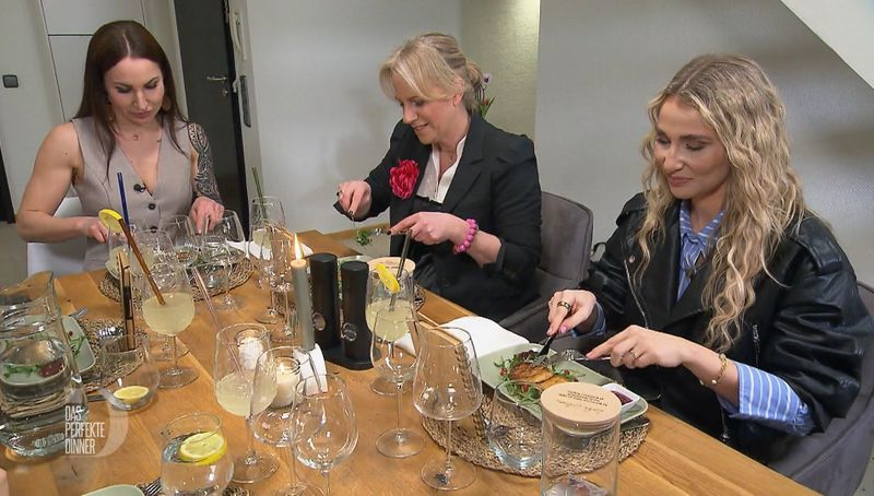 Tina (Mitte) und Ana (rechts) genießen zur Vorspeise Katharinas veganen Mozzarella.