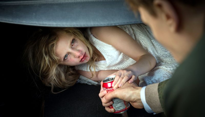 Bestürzender Thriller von 2016: "Operation Zucker. Jagdgesellschaft" über organisierte Kinder-Zwangsprostitution. Lucy (Carlotta von Falkenhayn) erhält von "Vater" Kai Voss (Sebastian Hülk) eine Cola zum Trost.