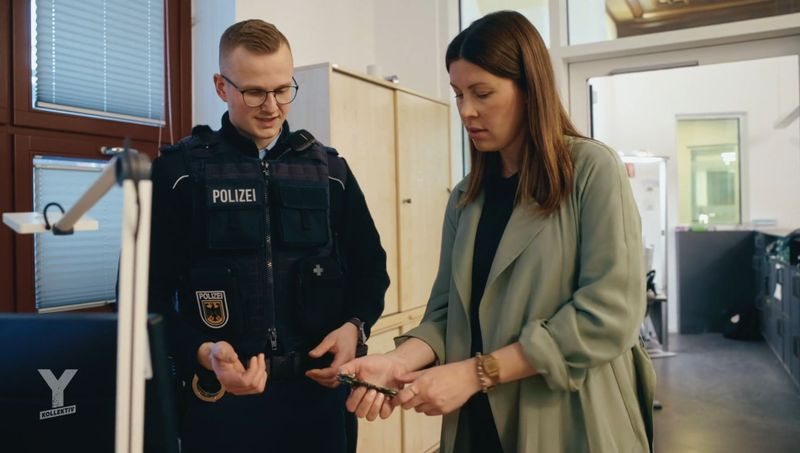 Für ihre Recherchen begleitet Laura Kipfelsberger die Bundespolizei bei einer Kontrolle. 