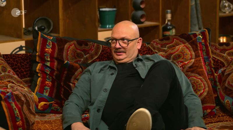 Doch die Expertise startete vielversprechend. Während es sich Sven Deutschmanek (Bild) gemütlich machte, erkannte Horst Lichter sofort den Designer hinter den Objekten. "Das kann nur einer sein", rief der Moderator und lieferte prompt die richtige Antwort: "Das muss Versace sein!" Der Experte nickte: "Das siehst du, mein Freund." 