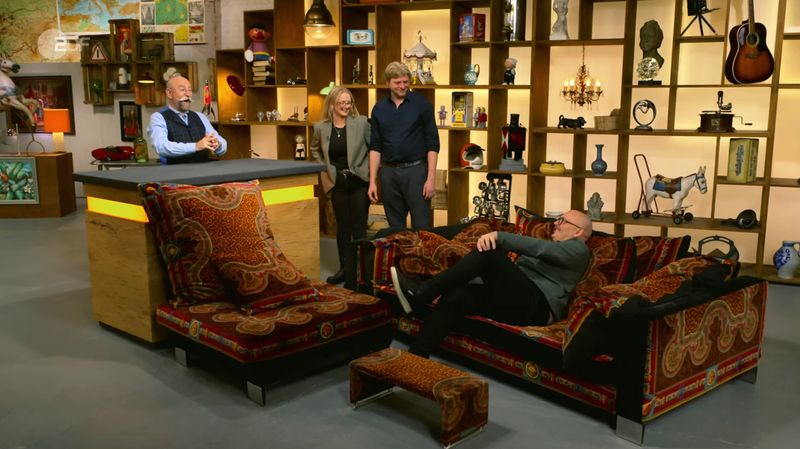Anastasia und Sven aus Bünde hatten eine Wohnung inklusive Sitzgarnitur gekauft. Doch das Sofa nutzten sie "nicht wirklich" und hofften nun, es trotz der Größe bei Horst Lichter in der ZDF-Trödelshow "Bares für Rares" zu verkaufen. "Das ist meine größte Angst", meinte die Verkäuferin, "dass jemand sagt, sorry, kein Platz."