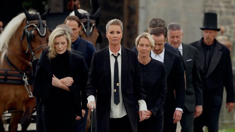 "Mission: Trauermarsch" bei "Die Verräter": Spielleiterin Sonja Zietlow lud die elf Spieler zu einer makabren Zeremonie.