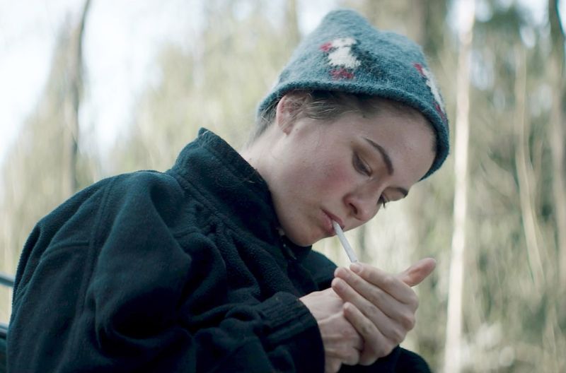 Zigarettenpause für Anja Grimm (Henriette Confurius): Die junge Forstpraktikantin mit dem märchenhaften Namen untersucht den Waldboden einer engen Dorfgemeinschaft. Der Film "Schweigend steht der Wald" lief erfolgreich auf Festivals.