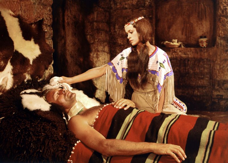 Nscho-tschi (Marie Versini) pflegt aufopfern den verletzten Old Shatterhand (Lex Barker).