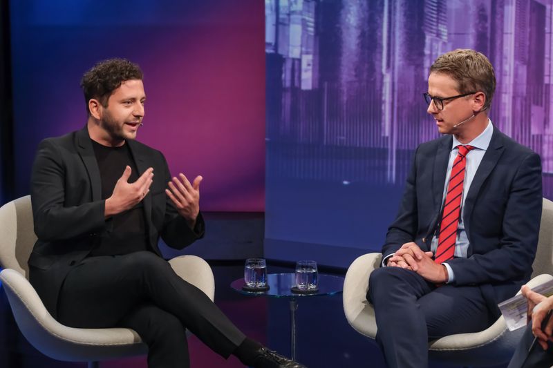 Grünen-Co-Chef Felix Banaszak erklärte, dass die Union in der Regierung nun auch mit dem Geld arbeiten könne, dass die Grünen mit zur Verfügung gestellt hätten. 