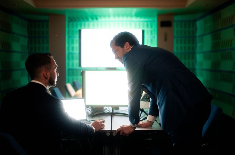 Rechtsanwalt Marc Maisch (rechts) und der  Internetforensiker Tobias Züfler versuchen Spuren, der Netz-Betrüger zu rekonstruieren.
