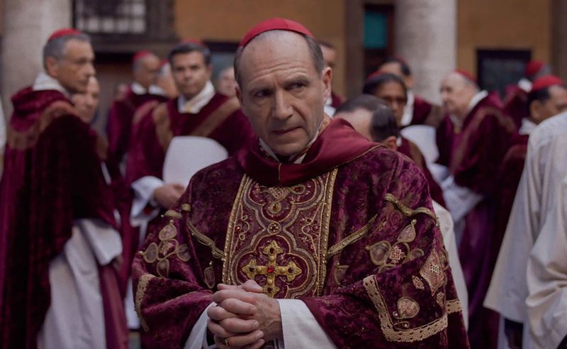 Nah an der Realität: Kardinal Lawrence (Ralph Fiennes) hat als Organisator der Papstwahl in "Konklave" keine leichte Aufgabe. 