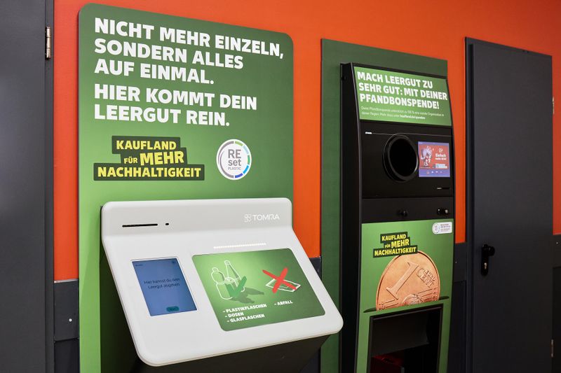 Öffnet sich die Luke des neuen Pfandautomaten, können Kundinnen und Kunden gleich säckeweise Leergut hineingeben.