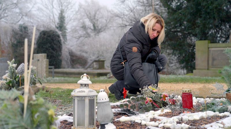 Täglich besucht Joanna das Grab ihres getöteten Sohnes Philipos. Sie besucht aber auch den langwierigen Prozess gegen einen 19-Jährigen vor dem Bielefelder Landgericht.