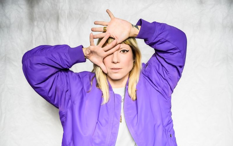Wetzt die Krallen mal seinseits ihrer Stammband MiA: Mieze Katz hat mit "Dafür oder dagegen" erstmals ein Solo-Album veröffentlicht, das bei genauem Hinsehen aber eigentlich doch keines ist.