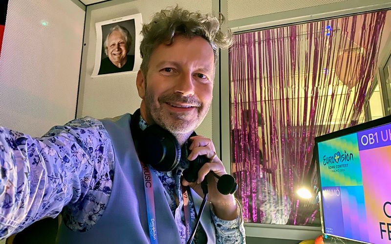 Sein Vorgänger Peter Urban hängt noch als Foto an der Wand. Trotzdem hat ESC-Kommentator Thorsten Schorn nach seinem Debüt 2024 nun schon den zweiten europäischen Gesangswettbewerb vor der Brust. Am Samstag, 17. Mai, kommentiert der 49-jährige Kölner sein zweites Finale. Schon am Dienstag und Mittwoch ist er bei den Halbfinals zu hören. 