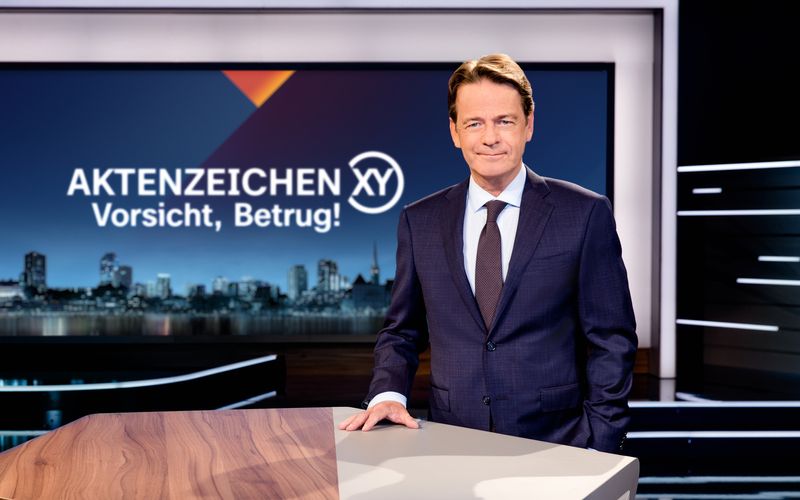 Im ZDF-Format "Aktenzeichen XY... Vorsicht, Betrug!" klärt Moderator Rudi Cerne gemeinsam mit Betroffenen, Expertinnen und Experten über die Gefahren gängiger Betrugsversuche auf. 