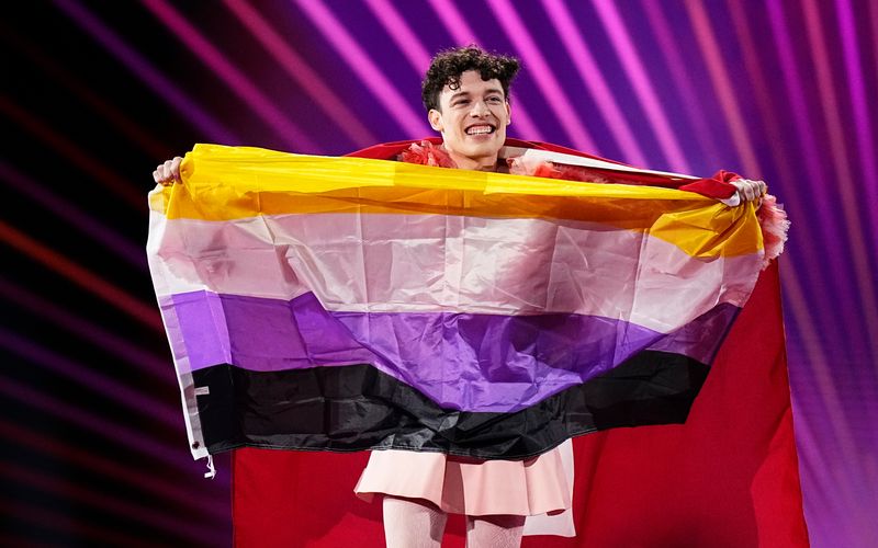 Nemo präsentierte beim ESC 2024 die Nonbinary-Flagge. Dieses Jahr wäre die Geste beim Musikwettbewerb untersagt.