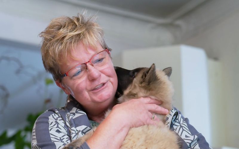 Die verwitwete Anke freut sich auf ein Leben mit Welpe Csilla.