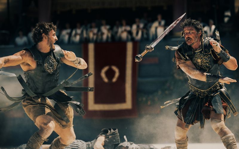 Lucius Verus (Paul Mecal, links) und General Marcus Acacius (Pedro Pascal) sehen sich bei Brot und Spielen wieder.