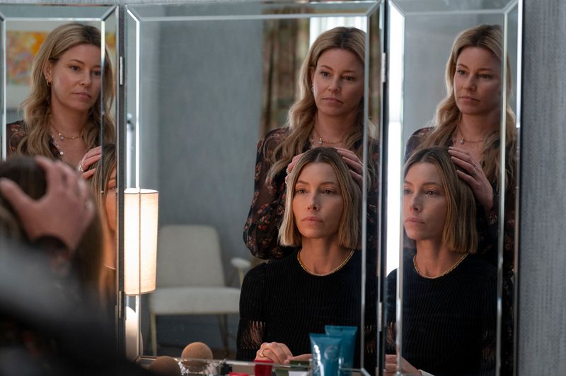 Chloe Taylor (Jessica Biel, sitzend) und Nicky Macintosh (Elizabeth Banks) könnten als Schwestern unterschiedlicher nicht sein. 