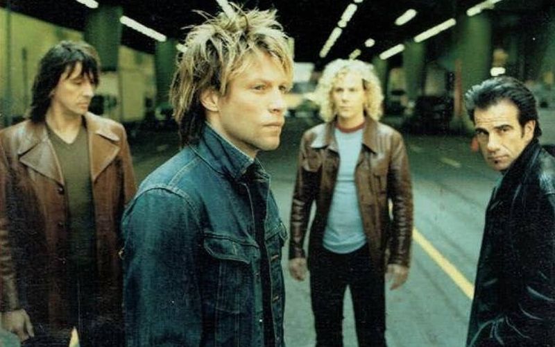 Bis heute ist der Song der größte Hit der US-Rockband in Deutschland: Vor 25 Jahren stürmten Bon Jovi mit "It's My Life" die Charts. Während der Song bis heute ein echter Klassiker ist, sind manch anderen Hits des Jahres 2000 - teilweise zu Recht - in Vergessenheit geraten. Die Galerie präsentiert die erfolgreichsten Singles in den deutschen Charts ...