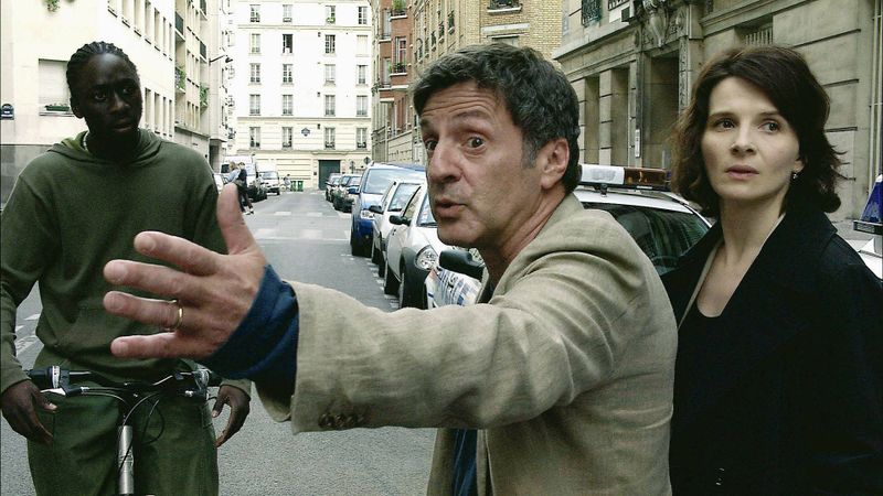 In "Caché" erzählt Michael Haneke, wie ein Mann aus der wohlsituierten Bildungsschicht mit einem dunklen Kapitel seines Lebens konfrontiert wird. Vor 20 Jahren erschien das Meisterwerk in den Kinos. Grund genug für eine Galerie mit den 20 besten Filmen des 21. Jahrhunderts, zu denen das Drama laut "They shoot pictures, don't they?" auch gehört. Die Webseite will alle relevanten Top-Listen ausgewertet haben, die Filmkritiker und -schaffende zum Thema erstellten.

Hier sind demnach die besten Filme der letzten knapp 25 Jahre ...
