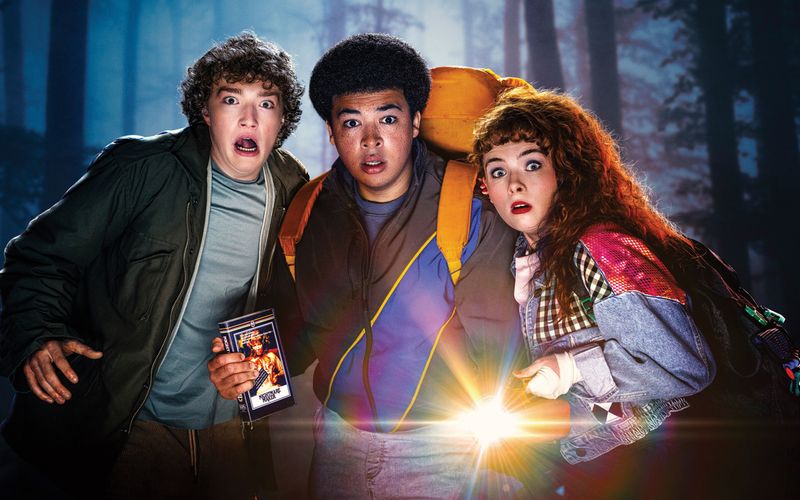 Drei Jugendliche aus Dublin machen sich Mitte der 80-er auf den Weg nach Mittelengland, um an einen seltenen Horrorfilm auf VHS-Kassette zu kommen. Con (Cal O'Driscoll, links), Billy (Justin Daniels Anene) und Zoe (Leia Murphy) sind das Heldentrio der Coming of Age-Dramedy "Video Nasty".
