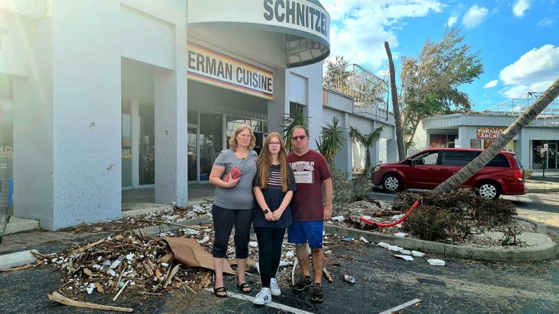Familie Lehmann vor ihrem "Schnitzel House": 2022 hatte in Florida Hurrikan Ian gewütet.