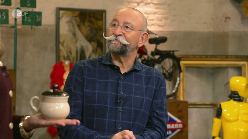"Oh, wow", musste Lichter erst mal schwer schlucken, als er die Gesichter-Tassen auf dem Expertenpult von Bianca Berding entdeckte. "Jede Menge Mann", scherzte die Expertin, die sich schon eine "Guten-Morgen-Tasse für gute Laune" ausgesucht hatte. "Du kriegst aber auch alles schön geredet", verzog Lichter sein Gesicht. Ihm gefielen die Tassen nicht.