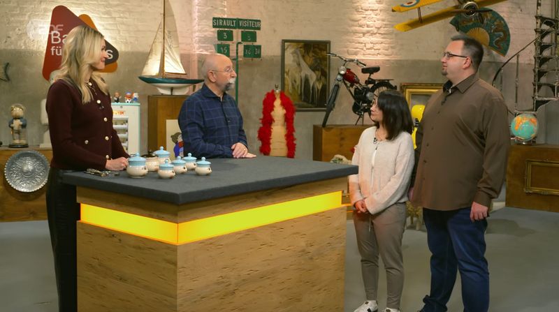 Verkäuferin Eva (Zweite von rechts) musste die Flohmarkt-Tassen "unbedingt kaufen", denn sie fand sie "so putzig und süß". Ihr Ehemann Michael (rechts) hingegen "eher weniger", wie er in der Montagsausgabe der ZDF-Trödelshow "Bares für Rares" gestand. Horst Lichter nickte: Sein Fall war das Set auch nicht. Im Händlerraum aber entfachte ein irrwitziger Kampf um das ulkige Geschirr.