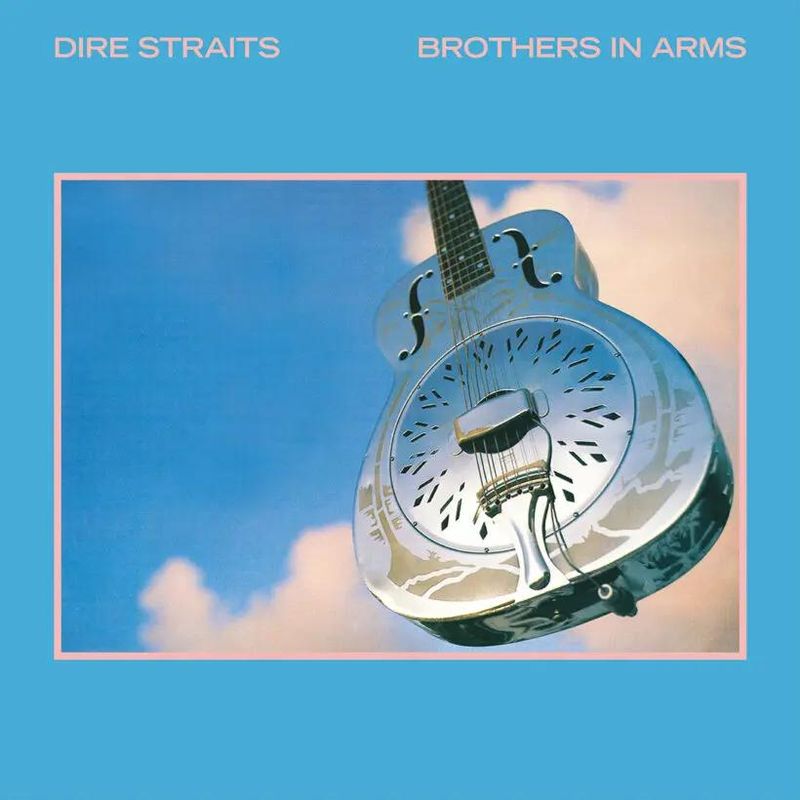 Mit "Brothers In Arms" (1985) schufen die Dire Straits nicht nur ihr erfolgreichstes Album, sondern auch ein Meisterwerk der 80er-Jahre-Rockmusik. Hits wie "Money for Nothing", "Walk of Life" und der melancholische Titelsong machten die Platte zum internationalen Bestseller. Die brillante Gitarrenarbeit von Mark Knopfler und der glasklare Sound setzten neue Maßstäbe - ein Album zwischen Pop, Rock und stiller Größe.