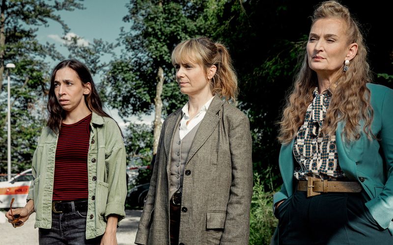 Die Kommissarinnen Tessa Ott (Carol Schuler, links) und Isabelle Grandjean (Anna Pieri Zuercher, Mitte) sowie Staatsanwältin Anita Wegenast (Rachel Braunschweig) sind schockiert über den Anblick am Tatort. 