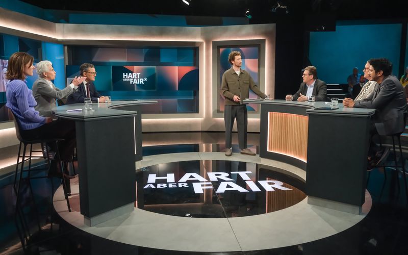"Hart aber fair" am Montagabend: Moderator Louis Klamroth (stehend) begrüßte seine Gäste (von links nach rechts) Sophie von der Tann, Marie-Agnes Strack-Zimmermann, Roderich Kiesewetter, Ralf Stegner, Michael Lüders und Jörg Wimalasena.    