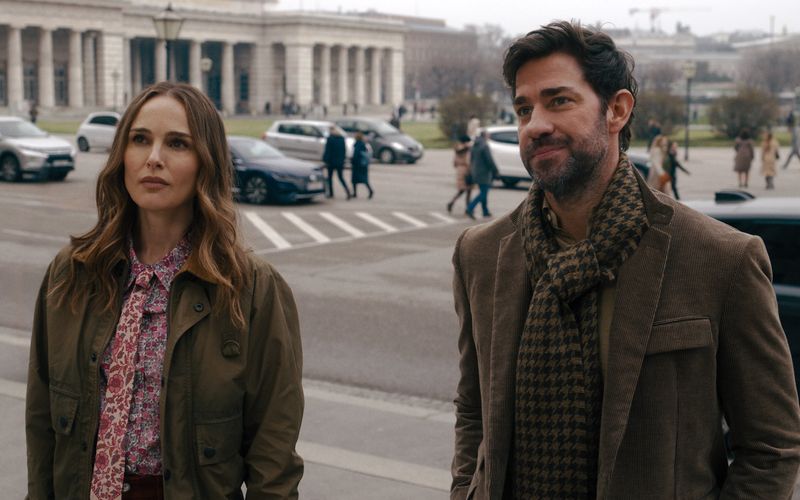 Die Kuratorin und der Kunstdieb: Die ungleichen Geschwister Charlotte (Natalie Portman) und Luke Purdue (John Krasinski) suchen in Apples Abenteuer-Actionfilm "Fountain of Youth" den namengebenden Jungbrunnen. Dafür müssen sie unter der Regie von Guy Ritchie zahlreiche Rätsel lösen.