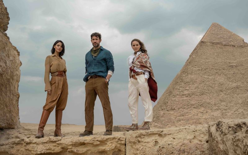 Wer löst das Rätsel der Pyramiden von Gizeh? Jägerin Esme (Eiza González, links) oder die Geschwister Charlotte (Natalie Portman) und Luke Purdue (John Krasinski)?