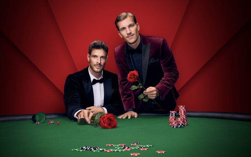 Man könnte sie beinahe für Zwillinge halten, die beiden "Bachelors" der 15. Staffel: Martin Braun (links) und Felix Stein. 