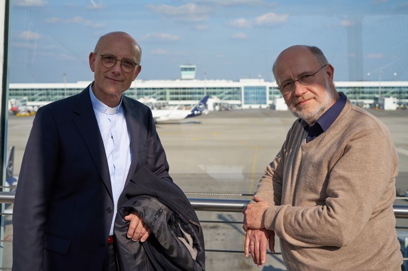 Am Münchner Flughafen treffen sich Harald Lesch (rechts) und Thomas Schwartz, um sich dem Diskurs um das "Fremde" aus philosophischer, gesellschaftlicher, religiöser und psychologischer Sicht zu nähern.