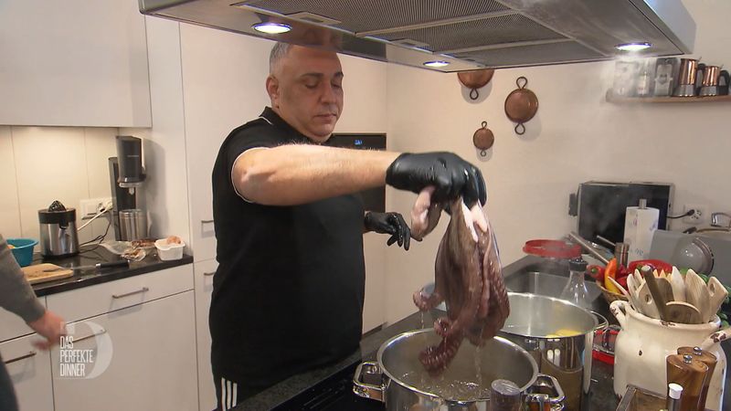 Pasqualino geht mit dem Oktopus bewusst ein Risiko ein.
