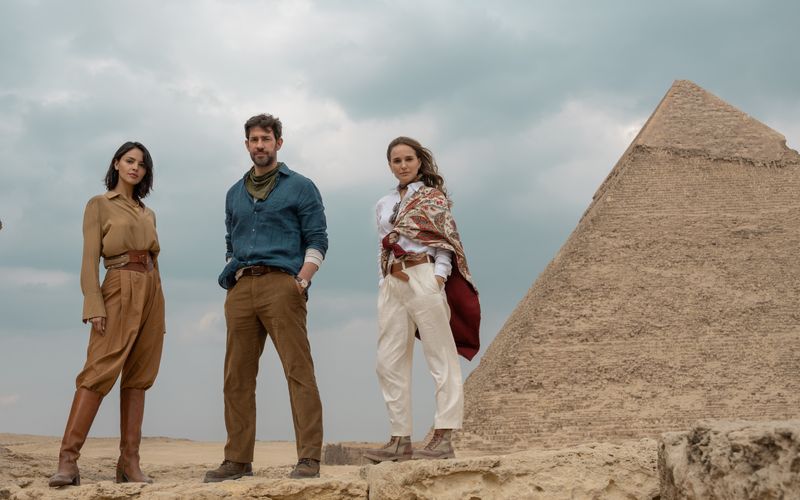 Wer löst das Rätsel der Pyramiden von Gizeh? Jägerin Esme (Eiza González, links) oder die Geschwister Charlotte (Natalie Portman) und Luke Purdue (John Krasinski)?