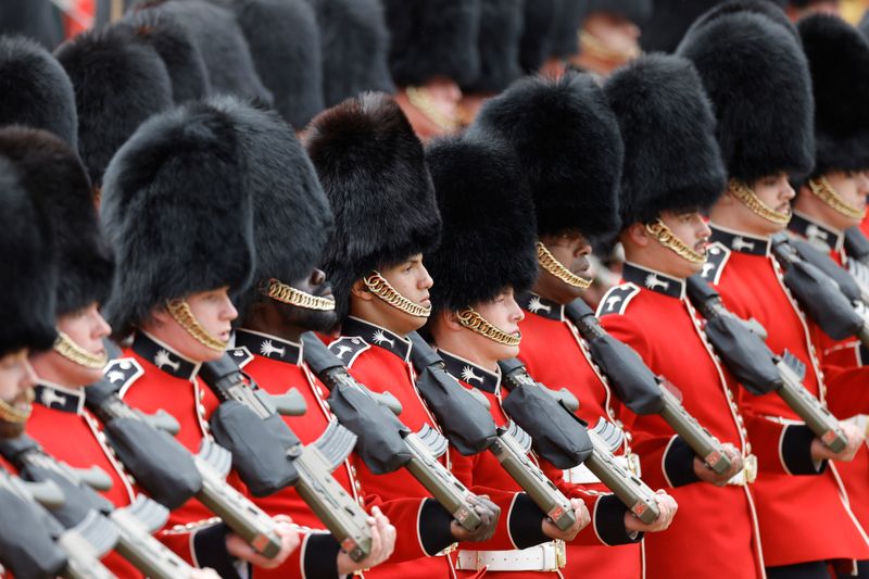 Mehr als 1.400 Soldaten, 200 Pferde und 400 Musiker formieren sich zur alljährlichen Militärparade "Trooping the Colour" auf dem Exerzierplatz Horse Guards Parade in London.