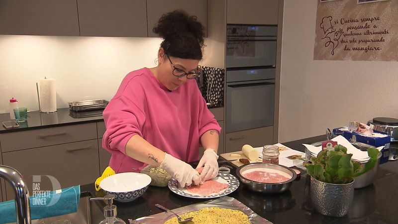 Routiniert füllt und umhüllt Sonia die Involtini mit den grünen Smaragden.
