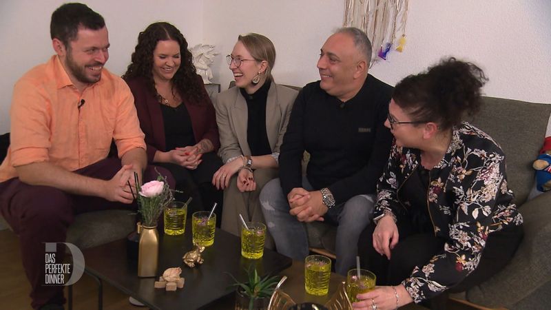 Kaum treffen Cédric, Dana, Anja, Pasqualino und Sonia aufeinander, ist die Stimmung super.
