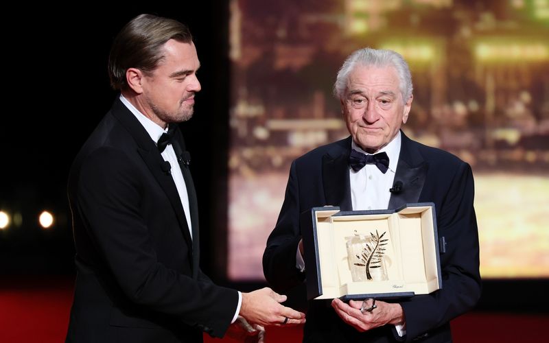 Leonardo DiCaprio (links) überreicht Robert De Niro die Ehrenpalme für sein Lebenswerk. 