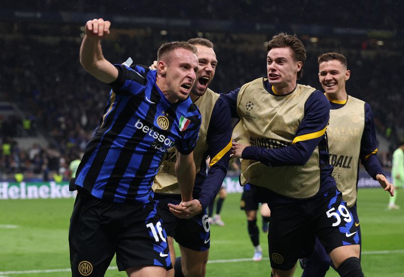 Mailand, 6. Mai 2025 - ein denkwürdiger Moment des Fußballs. Davide Frattesi feiert sein Tor zum 4:3 gegen den FC Barcelona, das Inter Mailand ins Champions League-Finale nach München führt. Dort trifft sein Team auf Paris Saint-Germain. Das ZDF überträgt die Partie live.