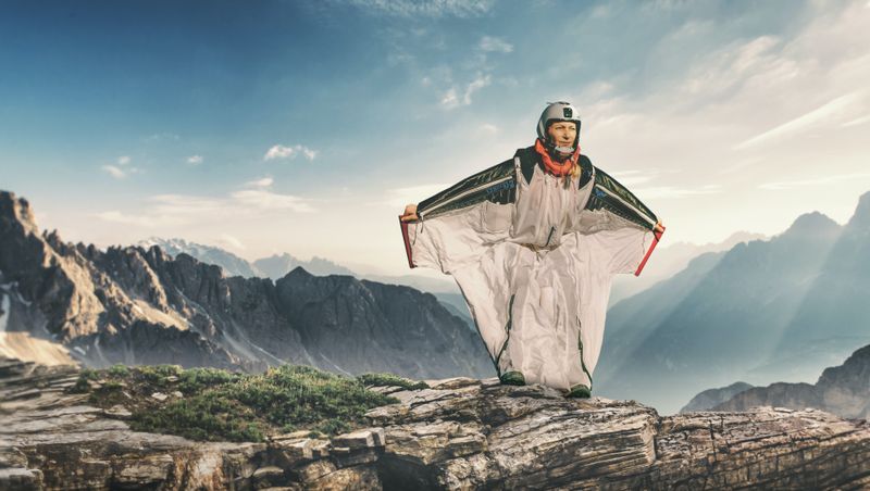 Die Basejumperin Katja springt mit einem Wingsuit - ins Deutsche übersetzt "Flügelanzug" - von hohen Bergen in die Tiefe, um über eine Minute frei wie ein Vogel zu fliegen. An die 600-mal gelang ihr das problemlos. Doch 2023 passierte ihr beim Springen in den Dolomiten ein folgenschwerer Fehler.