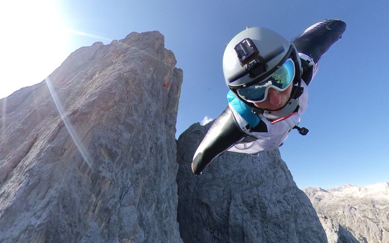 Basejumperin Katja hier bei einem Sprung vor ihrem Unfall. Bis heute sagt sie: "Beim Basejumpen bist du nur im Moment. Das ist pures Leben und ein unglaubliches Glücksgefühl. Ich liebe die Freiheit!"
