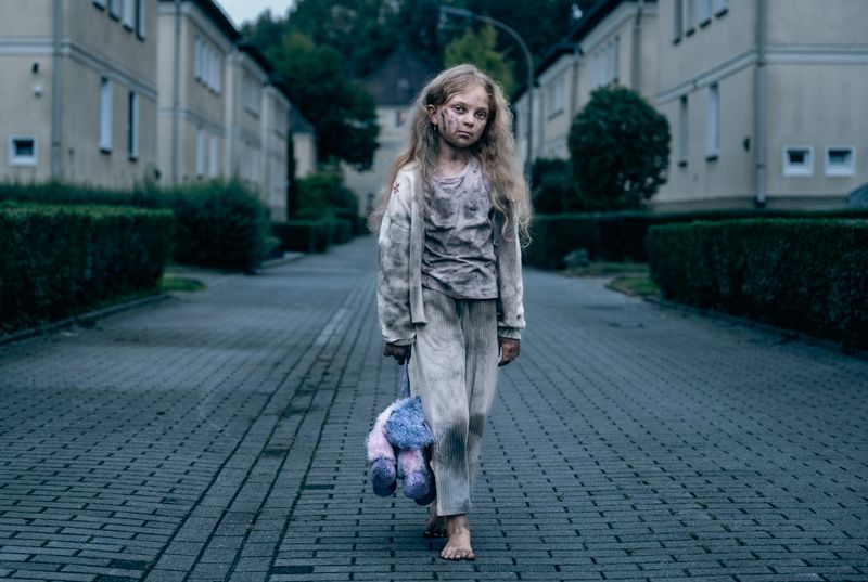 Zoe (Tesla Tekin) hat einen Hausbrand im Garten überlebt. Nun läuft sie mit rußgeschwärztem Gesicht durch Dortmund. Der Beginn eines "Tatorts" zum Thema häuslicher Missbrauch.
