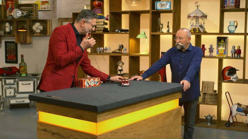 "Dafür wäre ich bereit, richtig viel Geld auszugeben", verriet Horst Lichter in der Mittwochsausgabe der ZDF-Trödelshow "Bares für Rares". Dabei handelte es sich um ein Weihnachtsgeschenk von Verkäufer Willi, das er nach 65 Jahren wieder auf dem Dachboden gefunden hatte - samt tierischer Überraschung ...