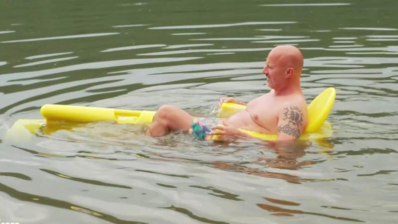 Warum im Wasser schwimmen, wenn man doch sitzend durchs Wasser fahren kann? Detlef testet den "Subalo".