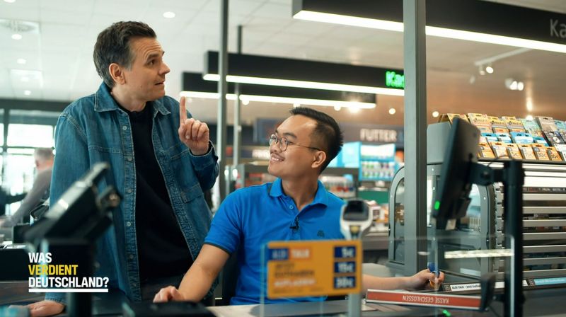 RTL-Reporter Stefan Uhl (links) hört sich in einer Aldi-Filiale um, was dort die Angestellten verdienen.