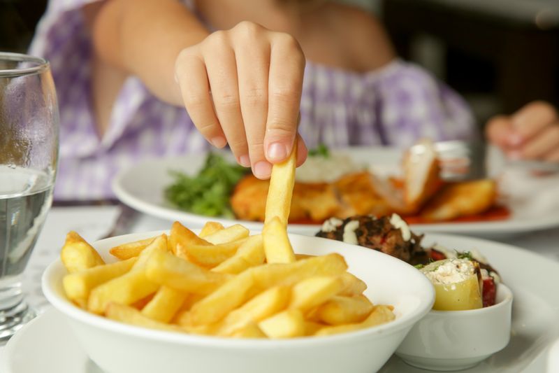 Kindergerichte in Restaurants sind der Verbraucherzentrale zufolge viel zu sehr auf Frittiertes und Paniertes ausgerichtet.