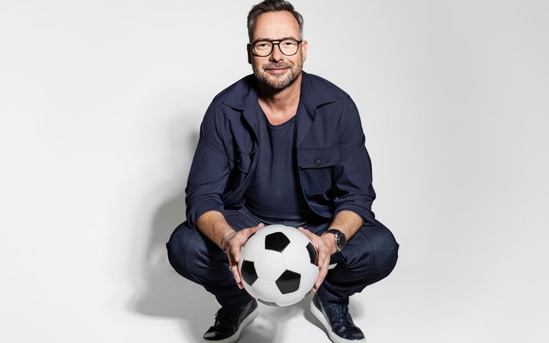 Matthias Opdenhövel ist Moderations-Anchorman bei der UEFA U21-EM 2025 in der Slowakei. Zum Auftakt spielen die deutschen Junioren gegen Slowenien. SAT.1 zeigt alle Partien mit deutscher Beteiligung, alle weiteren Spiele gibt es bei ProSieben MAXX oder im Stream bei Joyn und ran.de.